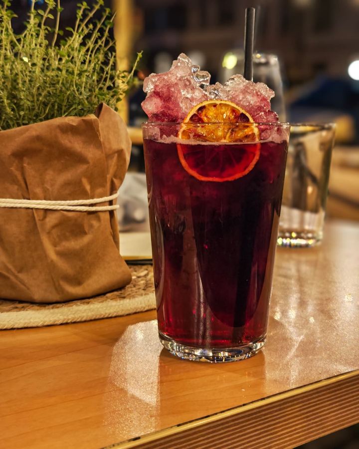 Tinto de Verano mit Orangenscheibe und Eis
